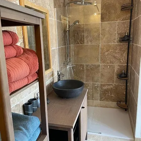Bed & Breakfast Dependance Cosy Avec Petit Dejeuner Entre Gordes Et L'isle Sur La Sorgue Lagnes